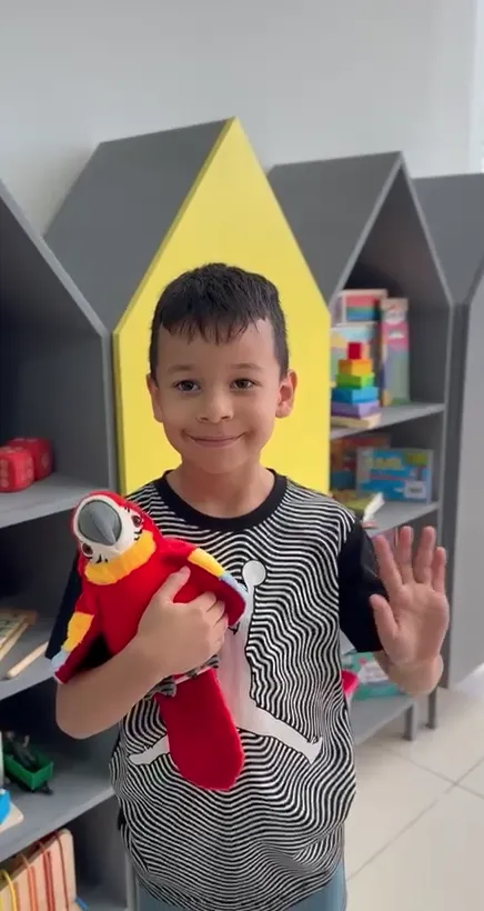 Niño abrazando a Papukaya durante su sesión en NeuroNexos